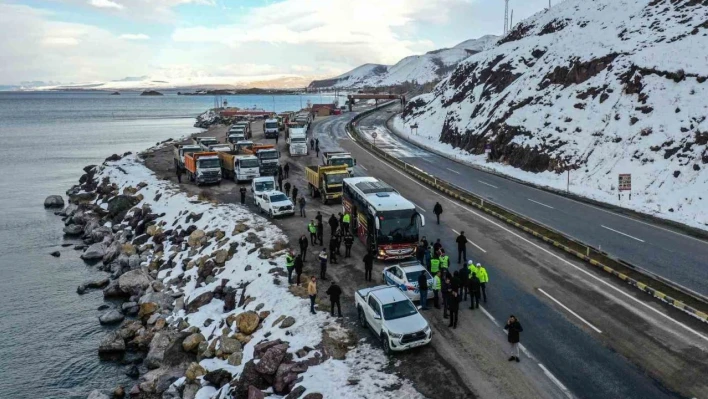 Van'dan Malatya'ya iş makinesi ve temel ihtiyaç malzemesi sevkiyatı