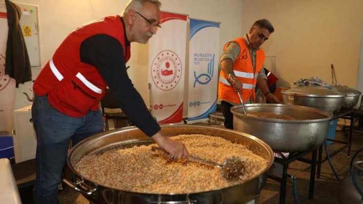 Van Valiliği koordinasyonunda depremzedelere sıcak yemek