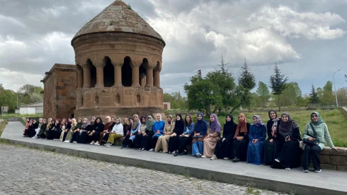 Vanlı öğrenciler Bitlis'in tarihi mekanlarını gezdi