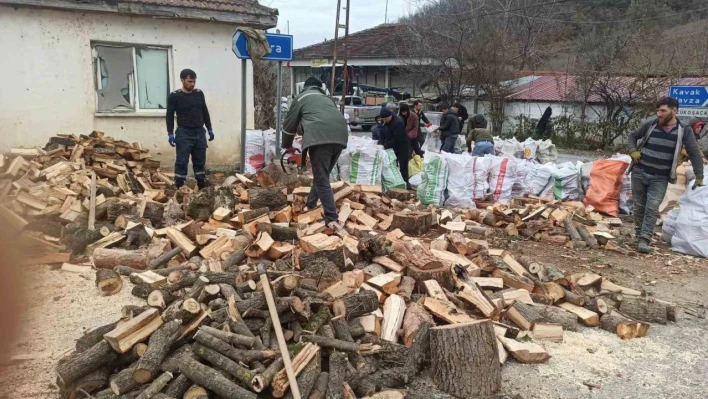 Vatandaşlar deprem bölgesine odun göndermek için seferber oldu