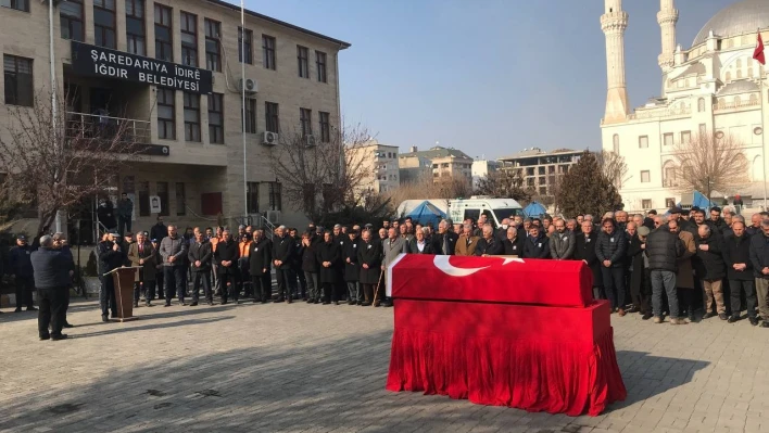 Vefat eden Iğdır eski belediye başkanı için belediye önünde tören düzenlendi