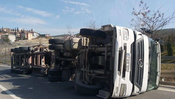 Viraja hızlı giren tır devrildi, sürücüsü yaralandı