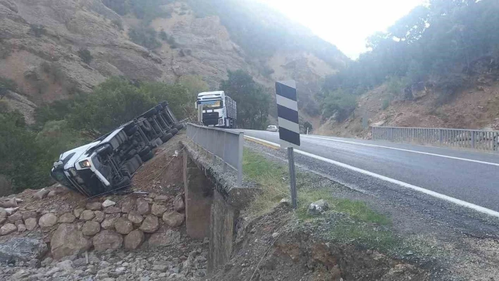 Virajı alamayan tır devrildi: 1 yaralı