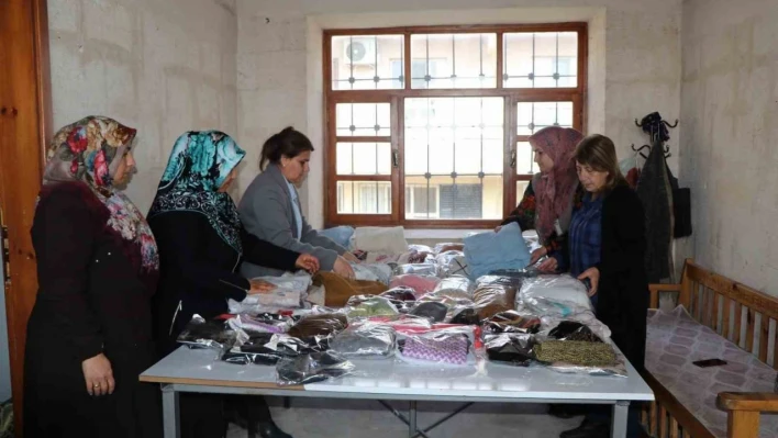 Viranşehirli kadınlar depremzedeler için kışlık giysi üretiyor
