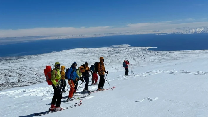 Yabancı dağcılar Nemrut Dağı'nda dağ kayağı yaptı