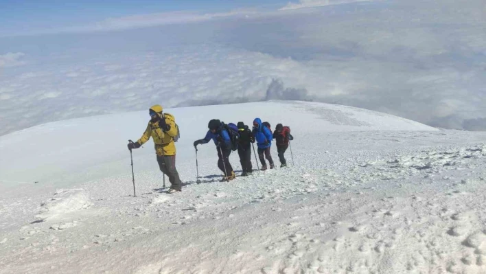 Yabancı turistler Ağrı Dağı zirvesinde