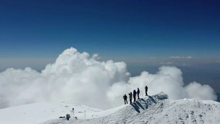 Yabancı turistler Ağrı Dağı zirvesinde