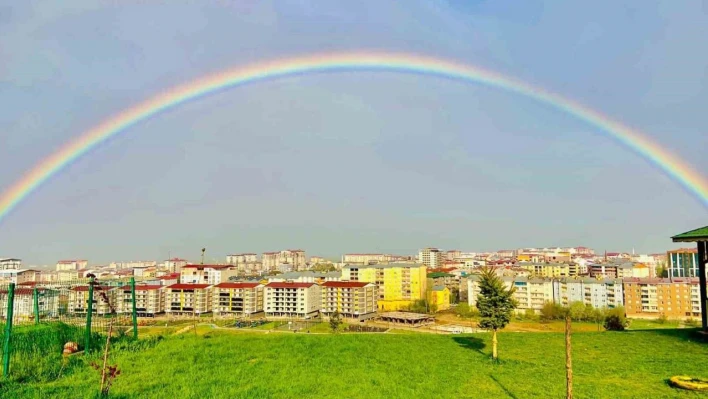 Yağmur sonrası çıkan gökkuşağı mest etti