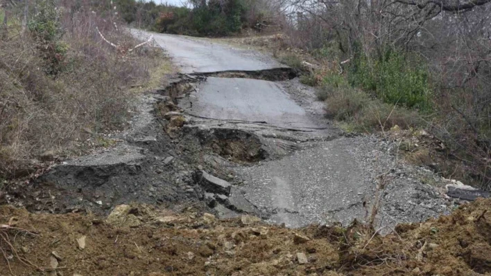Yakakent'te heyelan nedeniyle yol trafiğe kapandı