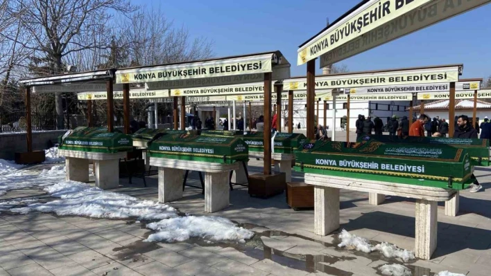 Yangında hayatını kaybeden Suriye uyruklu depremzede aile Konya'da defnedildi
