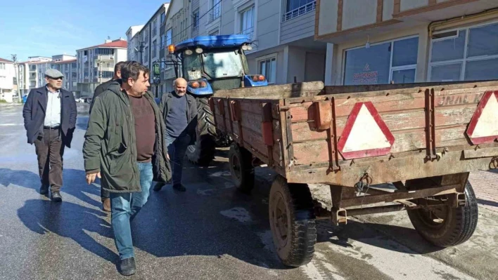 Yanlışlıkla aldığı traktör römorkunu geri getirdi