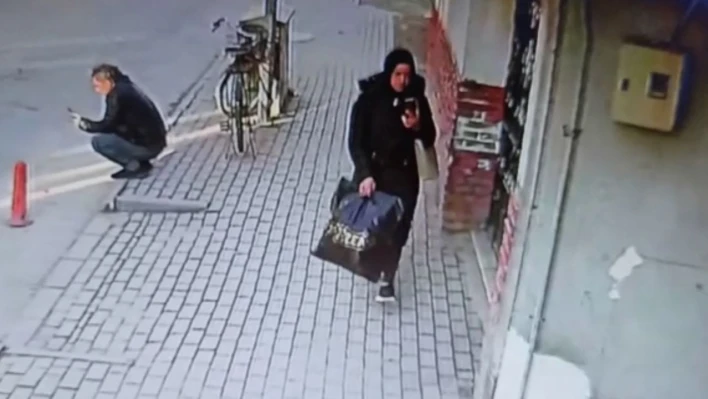 Yardım görevlisinin çantasını çalan kadın kameraya yansıdı