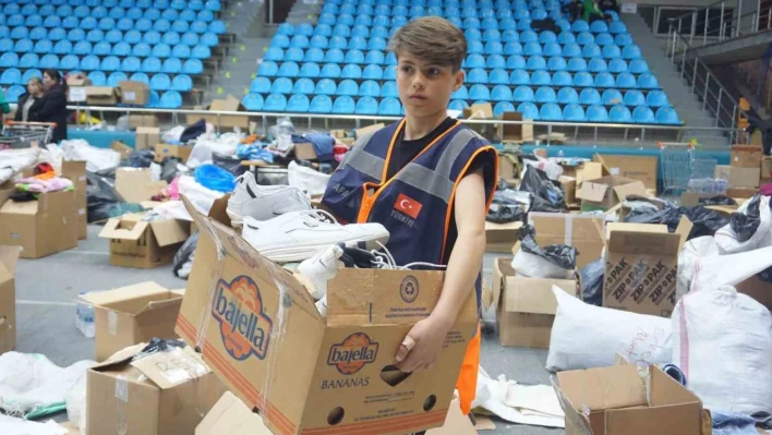 Yaşı küçük ama gönlü büyük: Gece gündüz demeden depremzedelere destek için çalışıyor