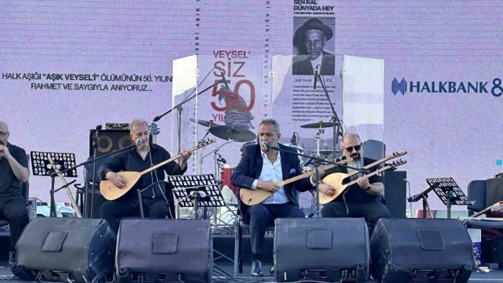 Yavuz Bingöl 'Aşık Veysel'siz 50 Yıl' turnesinde depremzedelerle buluştu