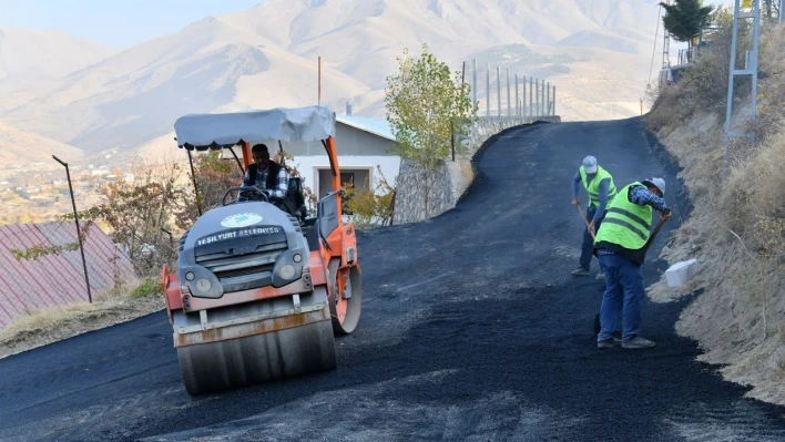 Yeşilyurt Belediyesi, Banazı'nın yollarını yeniliyor
