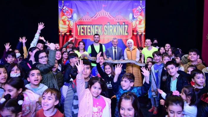 Yeşilyurt'ta çocuklara karne hediyesi