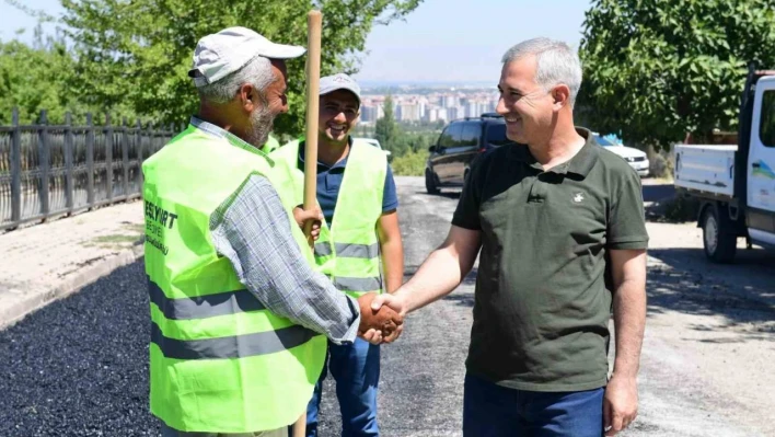 Yeşilyurt'ta yol çalışmaları hız kesmeden devam ediyor