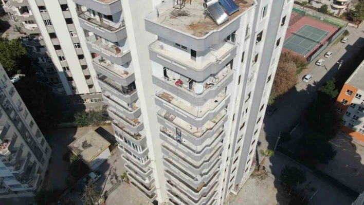 Yıkılacak binadaki eşyaları taşıyan hurdacıdan akılalmaz sözler
