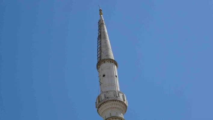 Yıkılan caminin minaresindeki hilali almak için her gece minareye tırmanıyor