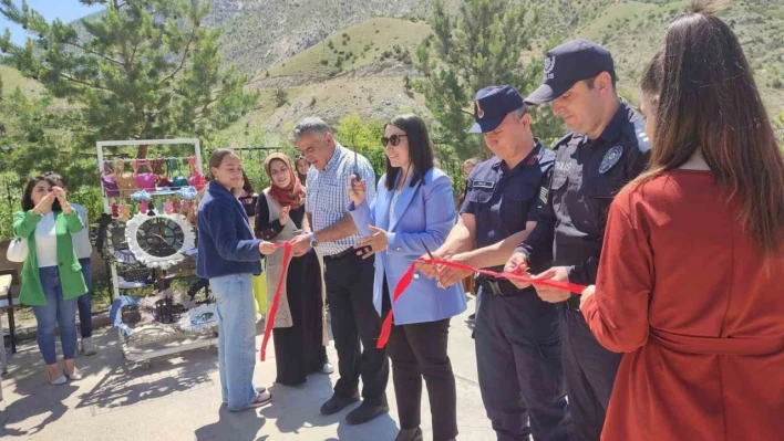 Yıl sonu sergisinden elde ettikleri geliri deprem bölgesindeki kardeş okullara gönderecekler