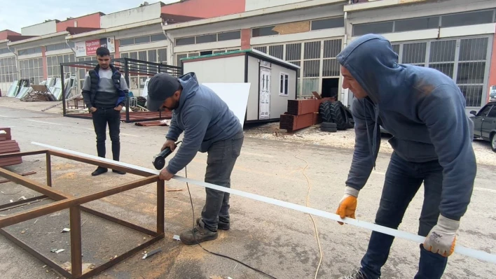 Yılların demirci ustası Konteyner üretiyor