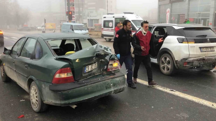 Yoğun sis ve buzlanma zincirleme kazayı beraberinde getirdi: 6 araç çarpıştı, 3 yaralı