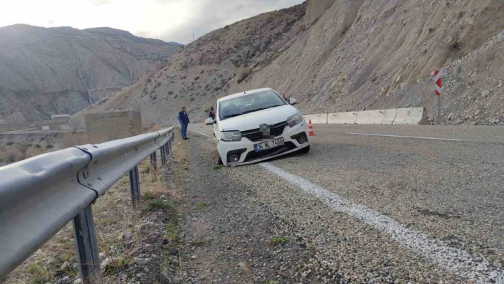 Yola düşen taşlar kazaya neden oldu: Otomobil bariyerlere çarptı