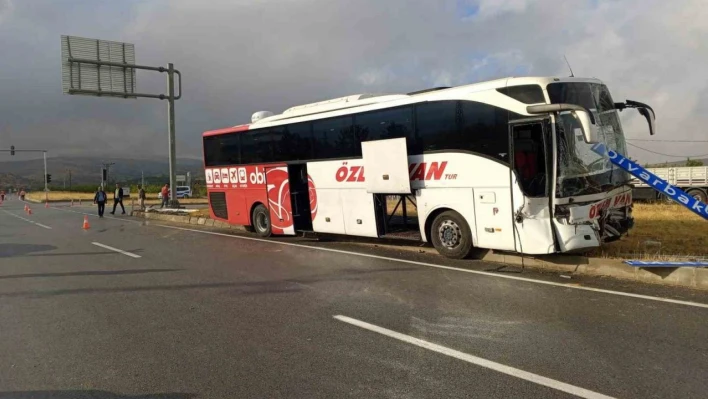 Yolcu otobüsü ile traktör çarpıştı:  1 ölü 1 yaralı