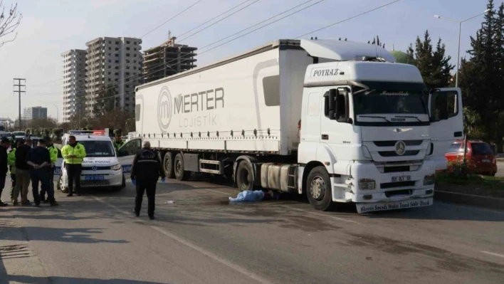 Yolun karşısına geçmek isterken tırın altında kalan kişi öldü