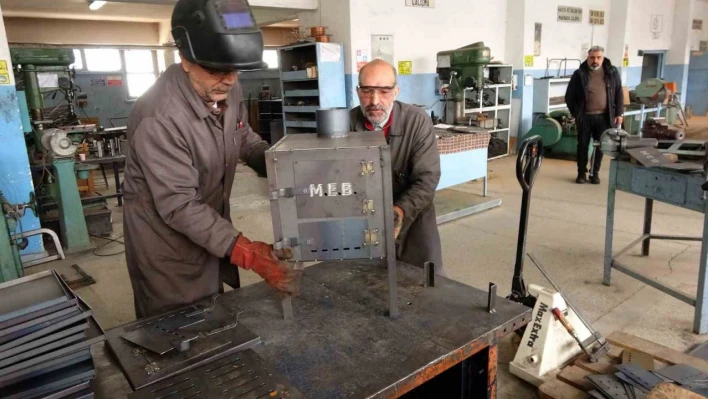 Yozgat'ta meslek liselerinde depremzedeler için çadır sobası üretiliyor