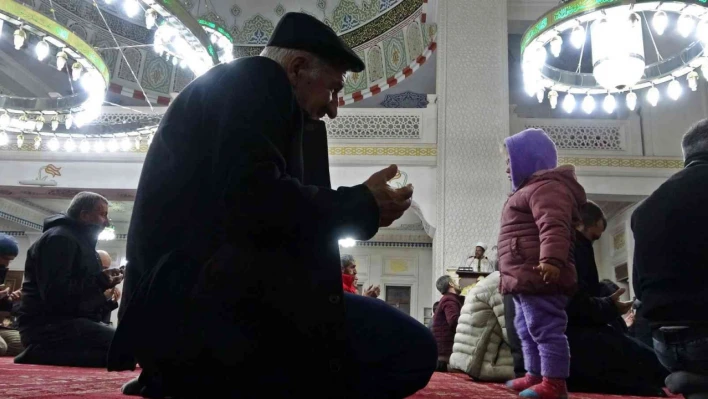 Yüksekova'da camiler doldu, eller semaya kalktı