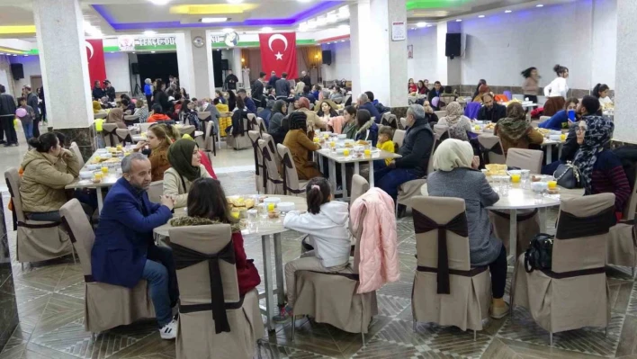 Yüksekova'da depremzede ailelere iftar yemeği