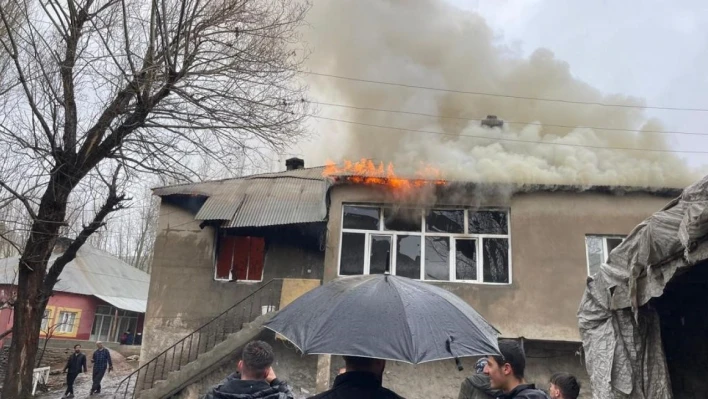 Yüksekova'da ev yangınında 4 çocuk zehirlendi