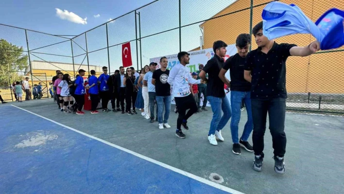 Yüksekova'da yaz spor okulları halaylarla başladı