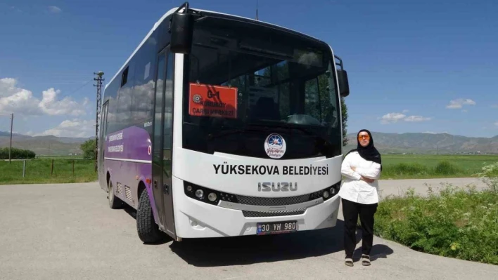 Yüksekova'nın ilk kadın otobüs şoförü direksiyona geçti