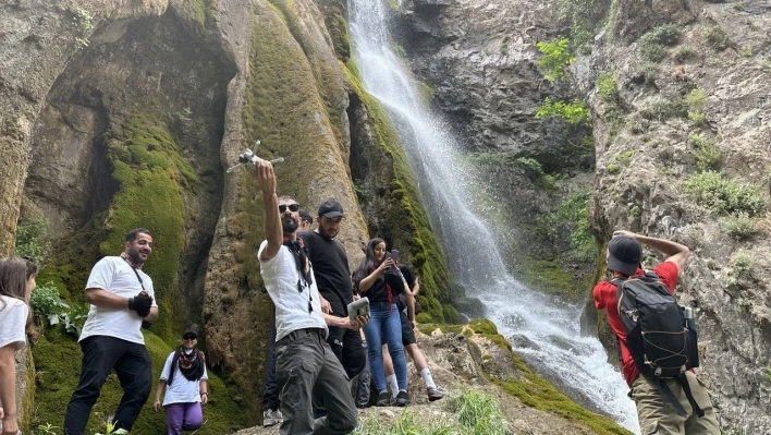 Yüksekovalı dağcılar Kaval Şelalesi'ni gezdi