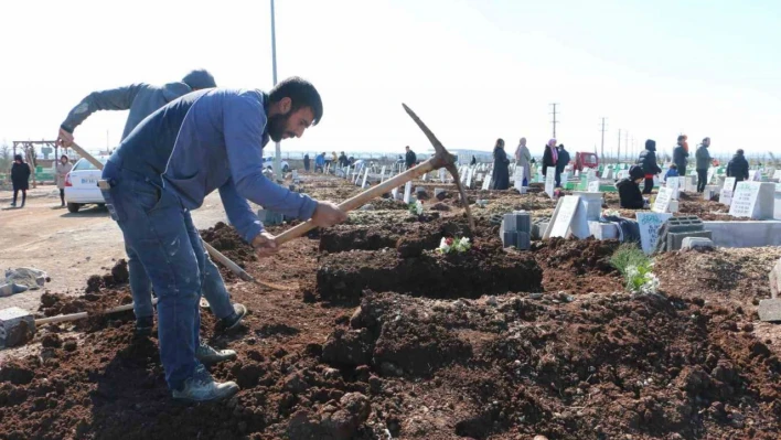 Yürek yakan hatıralar mezarlıklara dizildi