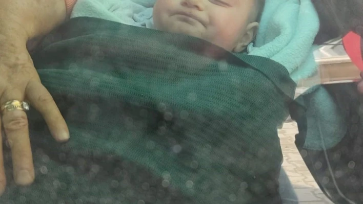 Yusuf bebek 36 saat sonra kardeşi ve annesiyle birlikte kurtarıldı