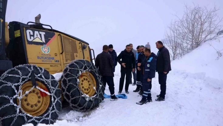 Akçadağ'da kar nedeniyle yoldan çıkan iş makinesi kurtarıldı