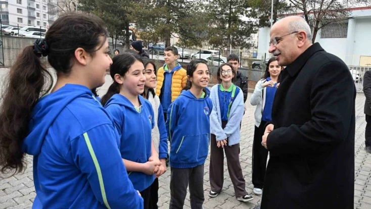 Başkan Er, İnönü Ortaokulu'na konuk oldu