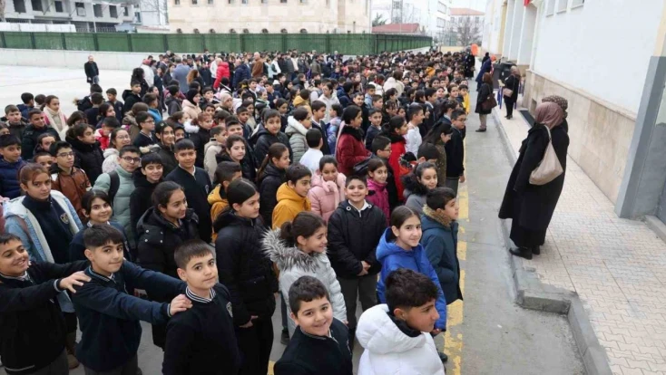 Depremde hayatını kaybedenler Elazığ'daki okullarda anıldı