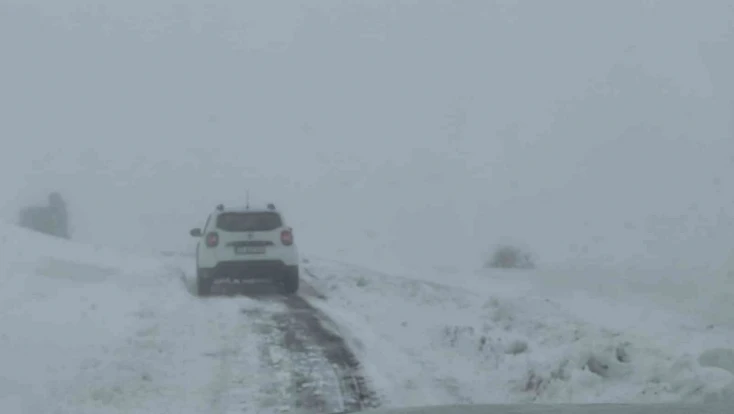 Elazığ'da kar yağışında mahsur kalan araç kurtarıldı