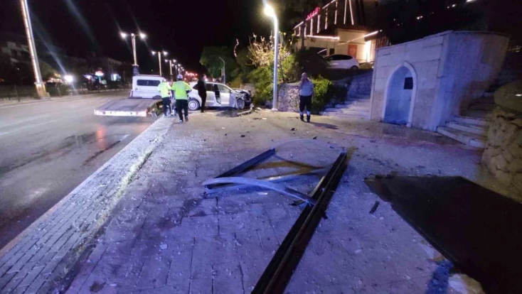 Elazığ'da otomobil durağa çarptı: 1 yaralı