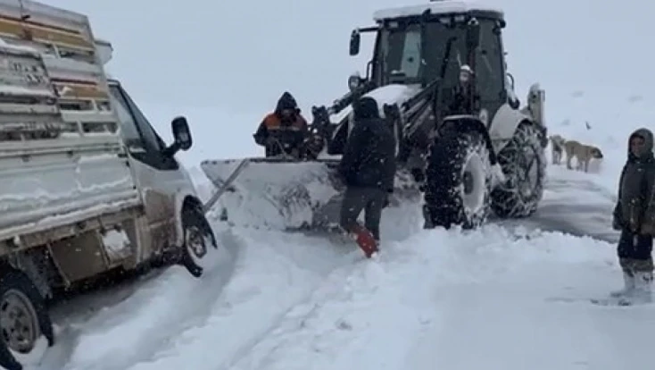 Elazığ'da şarampole düşen araç kurtarıldı