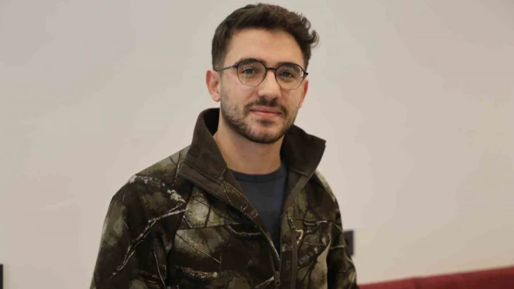 Sipariş ettiği dürümün içerisine sakalının kıllarını koydu, hesap ödemeden çıktı