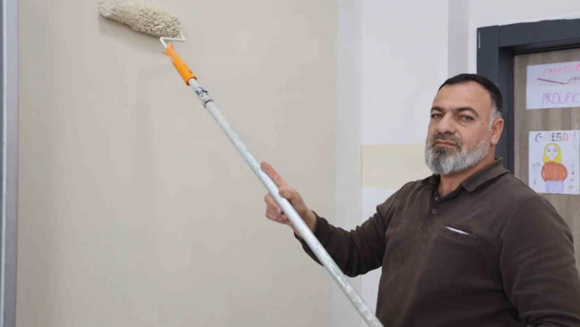 Bir babanın vefası: Şehit oğlunun adını taşıyan okulu kendi elleriyle yeniliyor