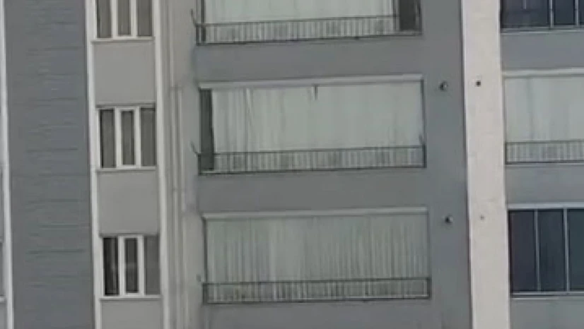 Çatıdaki karı temizlerken hayatını hiçe saydı