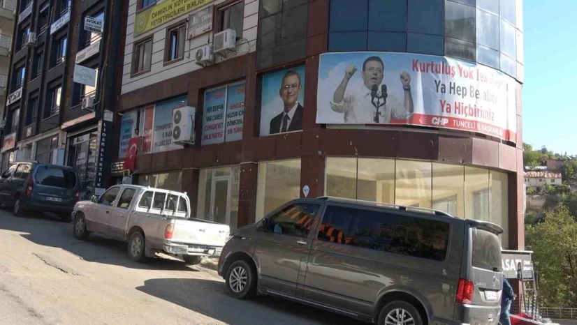 CHP'de demokrasi isyanı: İl başkanı ve yönetim kendilerini binaya kilitleyip eylem başlattı