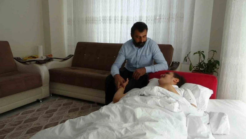 Depremde dili boğazına kaçan Muhammed'in yaşam mücadelesi sürüyor