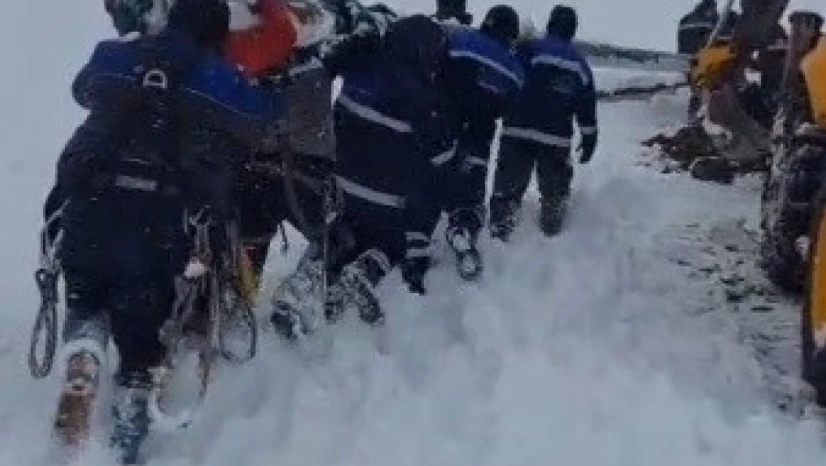 Ekipler enerji için seferber oldu: Ekipler direkleri sırtında taşıdı